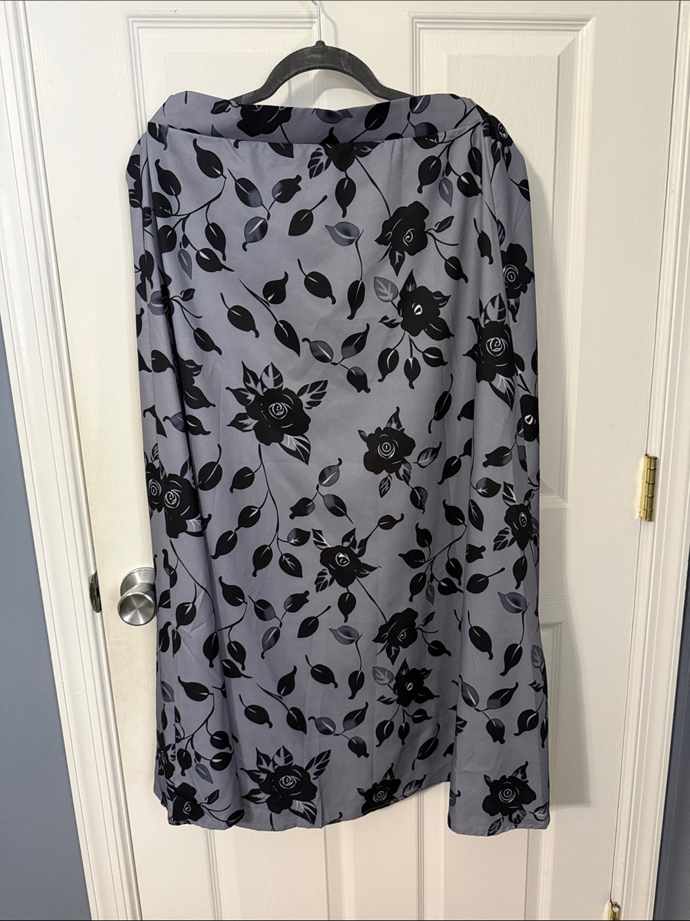 Women's Gray Floral Midi Skirt - Black Rose Print